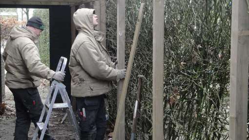 plaatsen houten frame voor wilgenschermen, deze geven een natuurlijke beschutting ,afmetingen wilgen tenen van 6mm to 18 mm