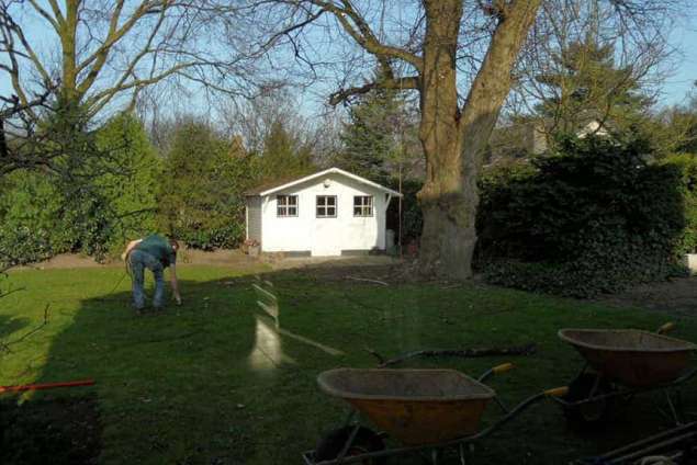 opruimen takken en netjes afwerken het takhout wordt door middel van de kar afgeoverd om later compost van gemaakt te worden