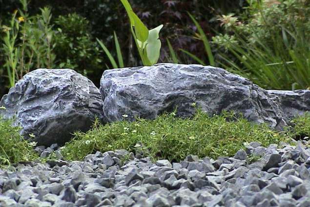 sagina subulate met basalt keien en split, op de achter grond snoekkruid