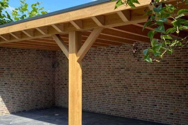 Luxe tuinoverkapping met eiken balken steekschoren sedum dak en keramische tegel vloer