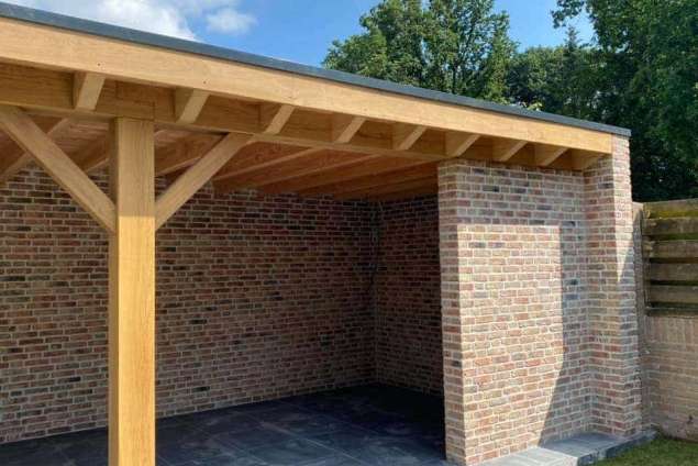 Luxe tuinoverkapping met eiken balken steekschoren sedum dak en keramische tegel vloer