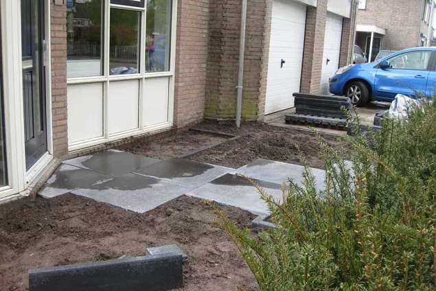 stellen banden6*20*100 antrasiet vakken van 80x80 cm , voortuin in dongen hovenier uit udenhout 