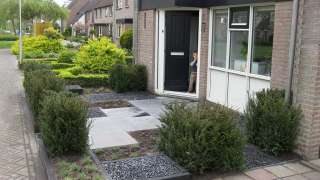 aanleg voortuin in dongen houtsniphof, met taxus basalt split betonbanden 5*15*15 en 6*30*100 tuinontwerp hovenier de moer