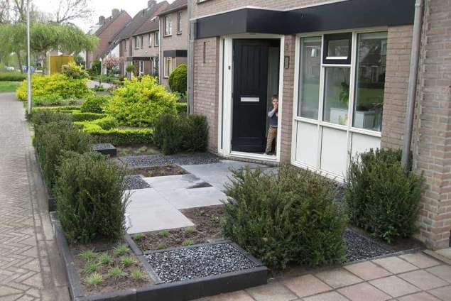 aanleg voortuin in dongen houtsniphof, met taxus basalt split betonbanden 5*15*15 en 6*30*100 tuinontwerp hovenier de moer