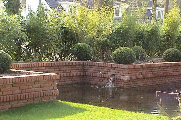 strakke vijver met gemetselde muren in het water. hovenier tilburg udenhout berkel enschot