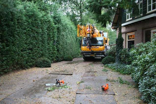 het leggen van 18 meter stalen oprijplaten voor het opstellen van een telescoopkraan voor het rooien van dennenbomen mastbomen in vught