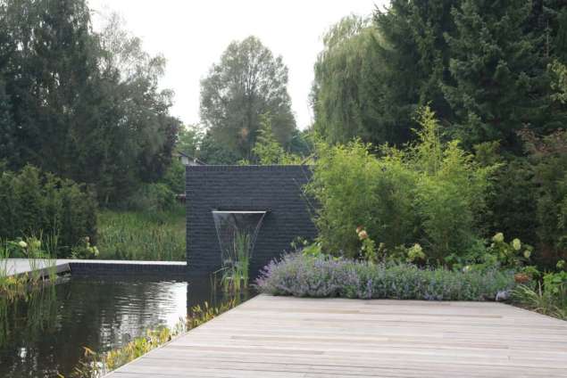 hardhouten vlonder met igelsysteem geen schroeven in het zicht tuinontwerp strak en modern grind tuin hovenier