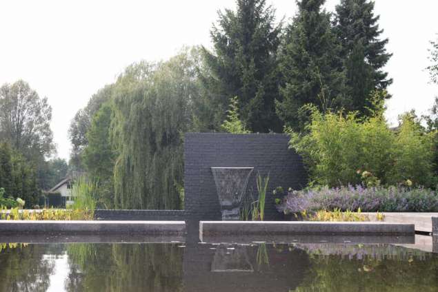 heldere vijver, vissen die je ziet zwemmen, kikkers op de stenen muurtjes tuin in de Blaak in Tilburg, hovenier Udenhout Brabant