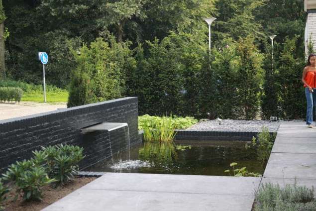 strakke moderne voortuin met rvs water element betontegels 100*100*14 en 200*100*14 antrasiet strakke tuin met grind en split 