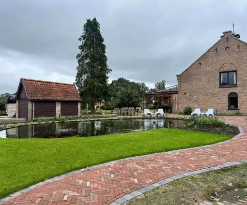 images/jaap-dool/tuin-aanleggen-met-zwemijver-en-koivijver-gebakken-straatwerk-hovenier-7-510x424-79b
