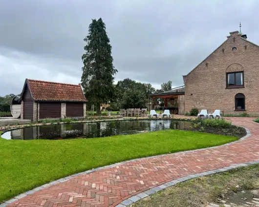 images/jaap-dool/tuin-aanleggen-met-zwemijver-en-koivijver-gebakken-straatwerk-hovenier-7-530x424-83f