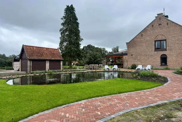 images/jaap-dool/tuin-aanleggen-met-zwemijver-en-koivijver-gebakken-straatwerk-hovenier-7-635x424-49c