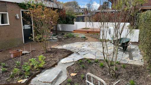 flagstone leggen buiten in de tuin welke vakman? en waar moet je op letten om flagstone te laten leggen 