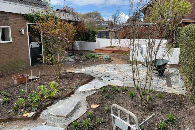 flagstone leggen buiten in de tuin welke vakman? en waar moet je op letten om flagstone te laten leggen 