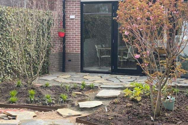 flagstone leggen buiten in de tuin welke vakman? en waar moet je op letten om flagstone te laten leggen 