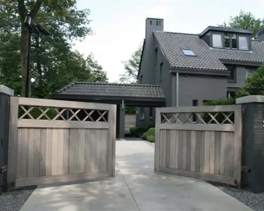images/malherbe/dubbele poort in hardhout moderen tuinontwerpen tilburg vught breda eindhoven-530x424-f0c