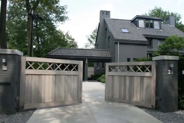 images/malherbe/dubbele poort in hardhout moderen tuinontwerpen tilburg vught breda eindhoven-635x424-d17