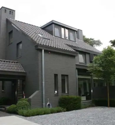 images/malherbe/moderne strakke oprit met split en betonplaten moderne tuinontwerpen-390x424-d4c