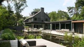 Strakke moderne tuinen, tuin aanlaten leggen door hoveniers. deze tuin ligt in Vught op de dennenlaan