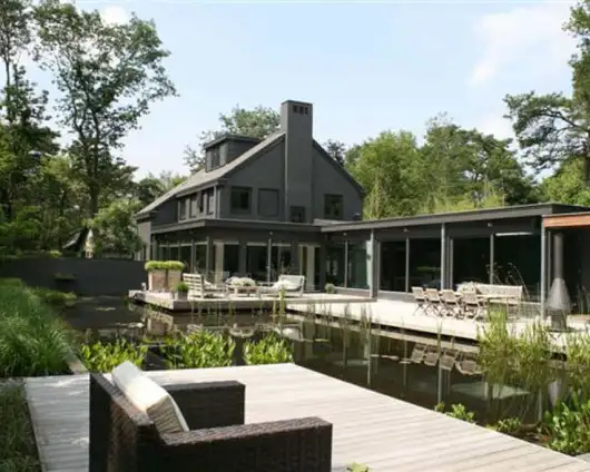 images/malherbe/moderne vijver met hardhouten zwevende vlonders in noordbrabant tilbrug -530x424-1cf