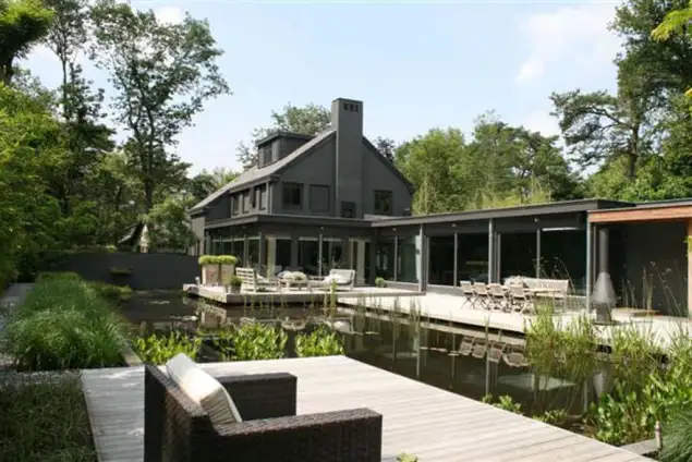 images/malherbe/moderne vijver met hardhouten zwevende vlonders in noordbrabant tilbrug -635x424-283