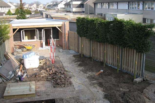 Leveren 9 stuks leibomen, wij adviseren om geen photinias te plaatsen om twee redenen, vorstgevoelig en geen vochtige standplaats. Wij kunnen ze wel leveren maar geheel op uw verantwoording. Leveren 9 stuks photina met rek stamdikte 12/14 â‚¬ 185.00 of leilandi maat 20/25 â‚¬ 195 vol meteen dicht. Incl. plaatsen en 1 boompaal per boom  9 stuks totaal incl. zetten transport en plaatsen zolang ze voorradig zijn