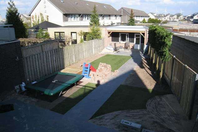 -Leggen terras circa 75/80 m2 volgens tuinontwerp met hergebruik van gebakken stenen onder de tegels komt 5 cm stabilisatie te liggen 5 cm. Incl. afvoegen terras en leveren 4 kub zand 15 zakken trascement en 3 emmers vaste voeg.