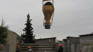 Stellen van de metselprofielen, vastzetten metselprofielen met stelhout, met de telescoopkraan is al het materiaal in de tuin gehesen. werk tuinschuur met overkapping Tilburg Breda Vught Den Bosch Eindhoven Breda