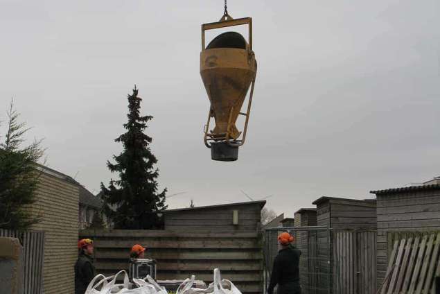 Stellen van de metselprofielen, vastzetten metselprofielen met stelhout, met de telescoopkraan is al het materiaal in de tuin gehesen. werk tuinschuur met overkapping Tilburg Breda Vught Den Bosch Eindhoven Breda