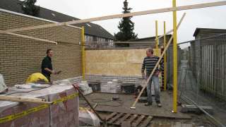 metselen buitenmuur met belgrave metselsteen, ook al te zien de borstweering 70 cm hoog links en recht twee pinaten van circa 70 cm breed. uitkrabben voegen, en voegen van de stenen, onder de ramen liggen prefab raamdorpels Tilburg Eindhoven Breda