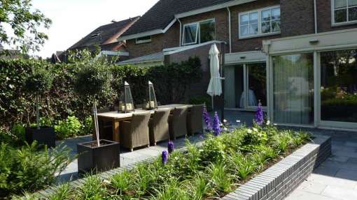 planten bak 40cm hoog er langs natuursteen 40*60 tuin in de blaak in tilburg hovenier tuinidee