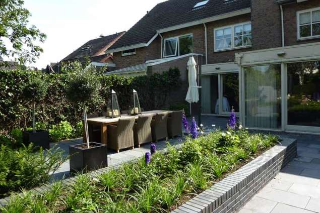 planten bak 40cm hoog er langs natuursteen 40*60 tuin in de blaak in tilburg hovenier tuinidee