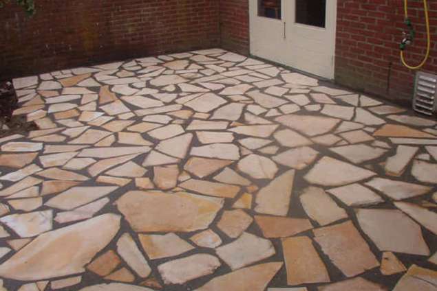 Natuursteen tegels Flagstones diverse afmetingen de tegels worden gelegd in mozaik verband