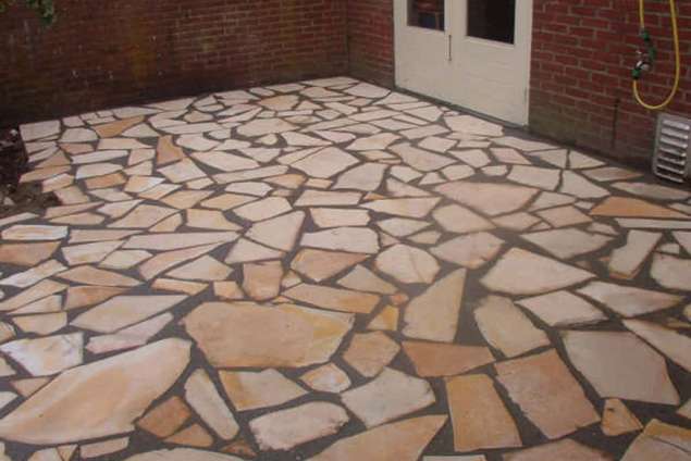 invoegen flagstones terras de voeg is ingevoegd met cement verhouding 25 kilo zand en 25 kilo cement.