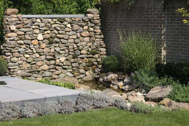 verhoogd terras 25 cm met miscanthus zebrinus, lavendel waterstroom waterval watermuur