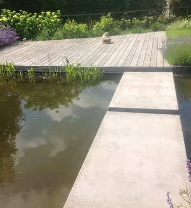 images/olpen/15 zwevende stapstenen in een helder vijver. vlonder van hardhout zonder schroeven-390x424-c95