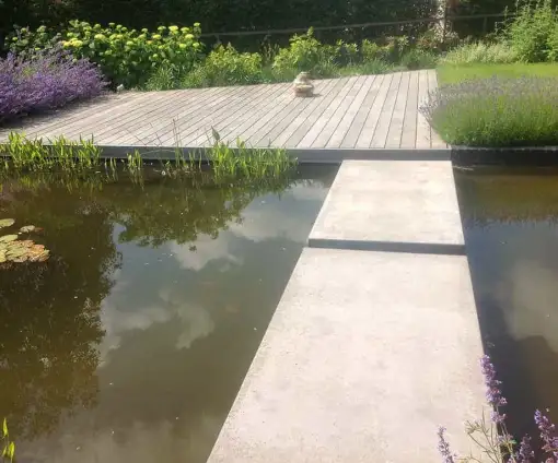 images/olpen/15 zwevende stapstenen in een helder vijver. vlonder van hardhout zonder schroeven-510x424-bf8