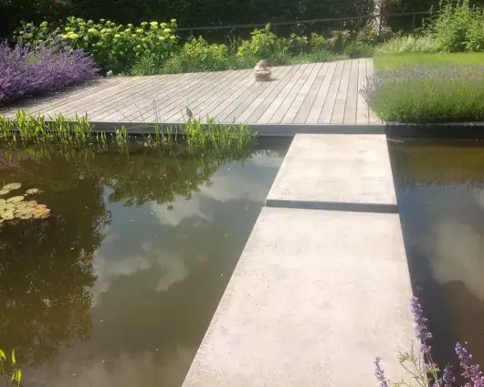 images/olpen/15 zwevende stapstenen in een helder vijver. vlonder van hardhout zonder schroeven-530x424-d9c