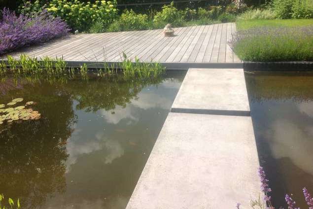 zwevende stenen in het water, hoe maak ik een strak tuinontwerp, strakke tuin aanlaten leggen in Tilburg Breda Eindhoven Berkel-Enschot.  zwevende vlonder boven de vijver in Tilburg