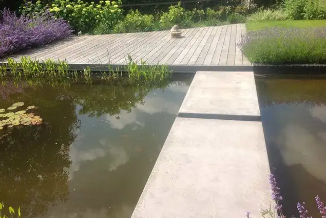 images/olpen/15 zwevende stapstenen in een helder vijver. vlonder van hardhout zonder schroeven-635x424-f70