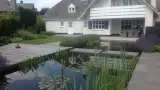 images/olpen/2 strakke vijver bij een witte vila. lavendul zwevende betonplanten in het water. steltonplanten 200x100 antrasiet. tilburg eindhoven waarle vught udenhout-160x90-a6e