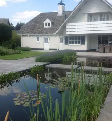 images/olpen/2 strakke vijver bij een witte vila. lavendul zwevende betonplanten in het water. steltonplanten 200x100 antrasiet. tilburg eindhoven waarle vught udenhout-390x424-c95