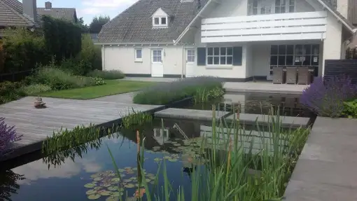 images/olpen/2 strakke vijver bij een witte vila. lavendul zwevende betonplanten in het water. steltonplanten 200x100 antrasiet. tilburg eindhoven waarle vught udenhout-510x287-93d