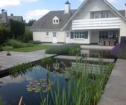 images/olpen/2 strakke vijver bij een witte vila. lavendul zwevende betonplanten in het water. steltonplanten 200x100 antrasiet. tilburg eindhoven waarle vught udenhout-510x424-bf8