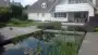 images/olpen/2 strakke vijver bij een witte vila. lavendul zwevende betonplanten in het water. steltonplanten 200x100 antrasiet. tilburg eindhoven waarle vught udenhout-90x51-2fd