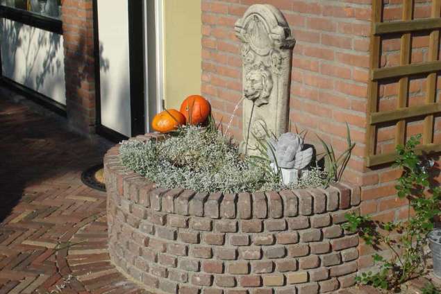 Gebakken klinkers voor een oprit. Deze voortuin ligt in de wijk de blaak <Tilburg>