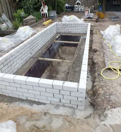 images/renee vijver/3 uitzetten en storten beton voor een strakke vijver-390x424-4a8