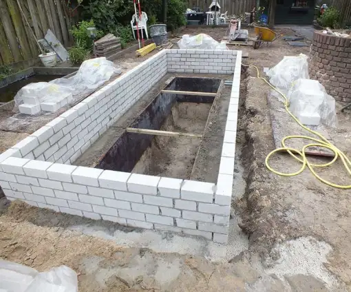 images/renee vijver/3 uitzetten en storten beton voor een strakke vijver-510x424-8ef