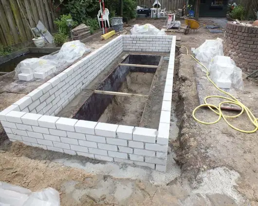 images/renee vijver/3 uitzetten en storten beton voor een strakke vijver-530x424-a9d