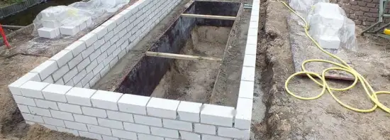 images/renee vijver/3 uitzetten en storten beton voor een strakke vijver-550x197-afb